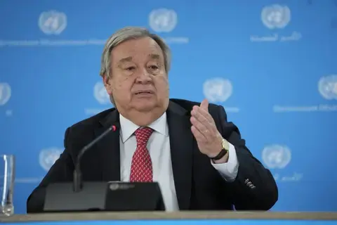 غوتيريش يدعو لتجنب «التصعيد» بعد الضربات الأمريكية والبريطانية على «الحوثيين» غوتيريش يدعو لتجنب «التصعيد» بعد الضربات الأمريكية والبريطانية على «الحوثيين»