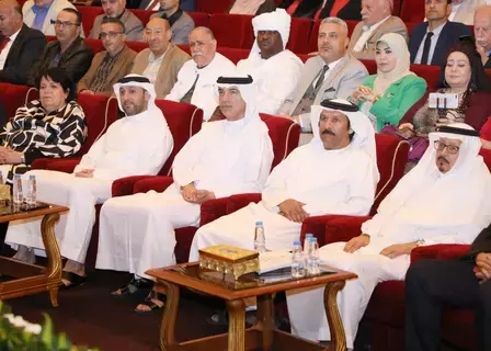 مبدعـون يتأملـون دفاتـر الأيـام فـي «مهرجـان الشعـر العربـي» مبدعـون يتأملـون دفاتـر الأيـام فـي «مهرجـان الشعـر العربـي»