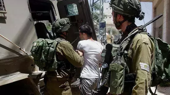 اعتقال 40 فلسطينياً في الضفة بينهم 15 من عمال غزة اعتقال 40 فلسطينياً في الضفة بينهم 15 من عمال غزة