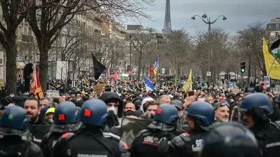 آلاف من معارضي قانون الهجرة يتظاهرون في فرنسا آلاف من معارضي قانون الهجرة يتظاهرون في فرنسا
