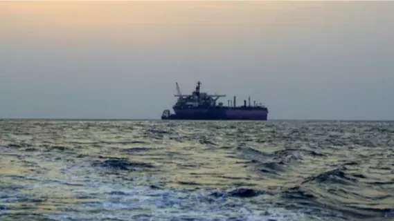 الحوثيون يتبنّون استهداف سفينة أمريكية في خليج عدن الحوثيون يتبنّون استهداف سفينة أمريكية في خليج عدن