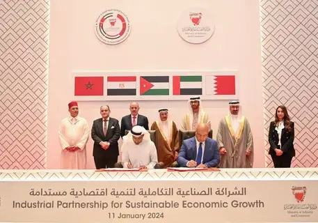 حديد الإمارات توقع عقداً بـ 2 مليار دولار مع البحرين حديد الإمارات توقع عقداً بـ 2 مليار دولار مع البحرين