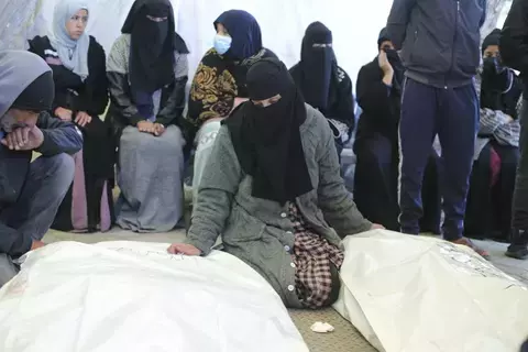معركة خان يونس تهدد أكبر مستشفى لا يزال يعمل في غزة معركة خان يونس تهدد أكبر مستشفى لا يزال يعمل في غزة