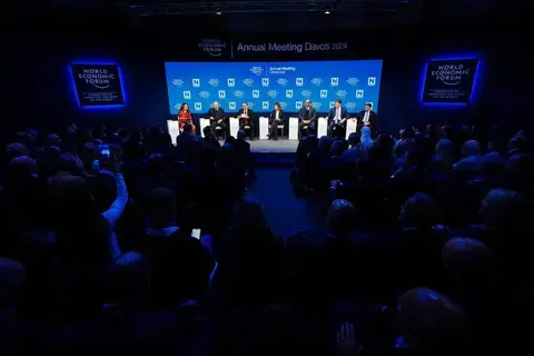 أبوظبي تستعرض مميزات «اقتصاد الصقر» في دافوس أبوظبي تستعرض مميزات «اقتصاد الصقر» في دافوس