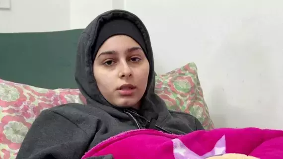 طبيب من غزة يبتر ساق ابنة أخيه في المنزل دون تخدير طبيب من غزة يبتر ساق ابنة أخيه في المنزل دون تخدير