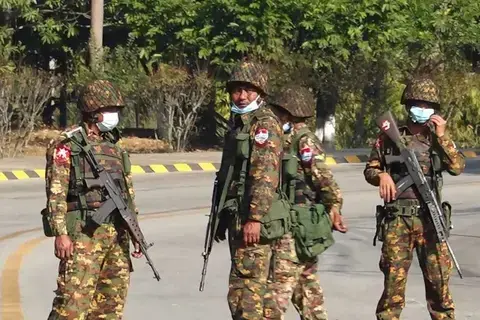 مسلحون يدفعون عشرات الجنود الميانماريين للفرار إلى الهند مسلحون يدفعون عشرات الجنود الميانماريين للفرار إلى الهند