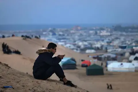 بعد عزلة 8 أيام.. الاتصالات تعود تدريجياً إلى غزة بعد عزلة 8 أيام.. الاتصالات تعود تدريجياً إلى غزة