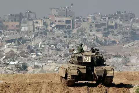 إسرائيل تقصف أهدافاً في أنحاء غزة وتُسقط منشورات للكشف عن المحتجزين إسرائيل تقصف أهدافاً في أنحاء غزة وتُسقط منشورات للكشف عن المحتجزين