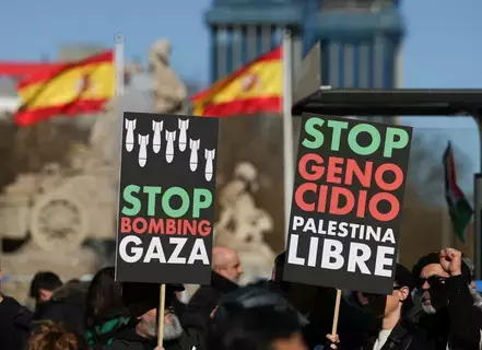 آلاف المتظاهرين في إسبانيا يطالبون بوقف الحرب على غزة آلاف المتظاهرين في إسبانيا يطالبون بوقف الحرب على غزة