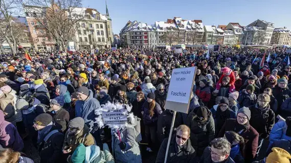 ربع مليون شخص يتظاهرون ضد اليمين المتطرف في ألمانيا ربع مليون شخص يتظاهرون ضد اليمين المتطرف في ألمانيا