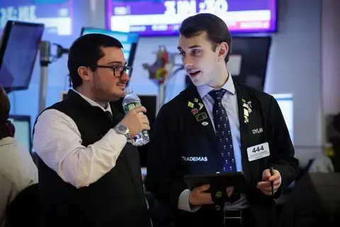 أسهم التكنولوجيا تُحلّق بـ «وول ستريت» إلى مستويات قياسية جديدة أسهم التكنولوجيا تُحلّق بـ «وول ستريت» إلى مستويات قياسية جديدة