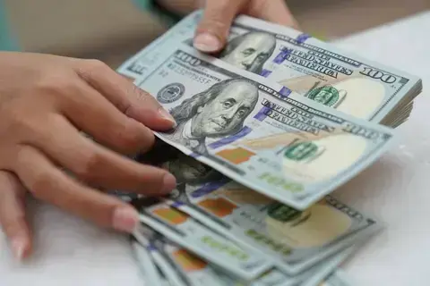 الدولار يتراجع عن أعلى مستوى له في 6 أسابيع الدولار يتراجع عن أعلى مستوى له في 6 أسابيع