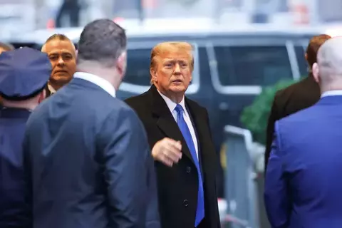 نيويورك.. انتهاء المرافعات الختامية في محاكمة ترامب بقضية تشهير نيويورك.. انتهاء المرافعات الختامية في محاكمة ترامب بقضية تشهير