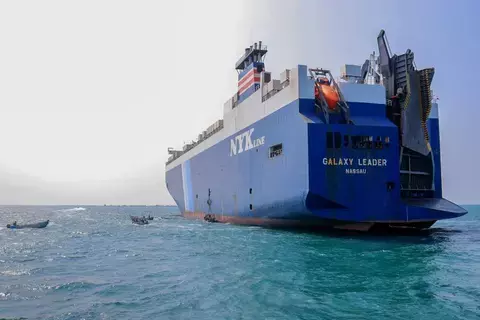 الحوثيون يعلنون استهداف سفينة أمريكية في خليج عدن الحوثيون يعلنون استهداف سفينة أمريكية في خليج عدن