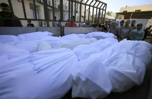 إسرائيل تسلم جثث فلسطينيين قتلتهم في غزة إسرائيل تسلم جثث فلسطينيين قتلتهم في غزة