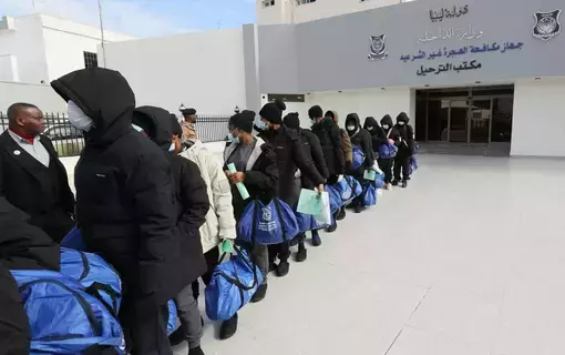 ليبيا تعيد 300 مهاجر نيجيري غير شرعيين إلى بلادهم ليبيا تعيد 300 مهاجر نيجيري غير شرعيين إلى بلادهم