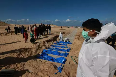 غزة.. دفن عشرات الجثامين لفلسطينيين بعد أن أعادتها إسرائيل غزة.. دفن عشرات الجثامين لفلسطينيين بعد أن أعادتها إسرائيل