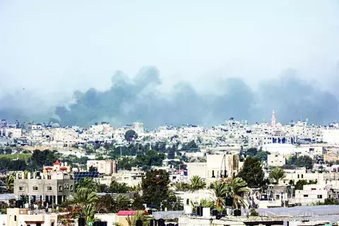 قتال عنيف في غزة وخان يونس.. واستهداف للمربعات السكنية قتال عنيف في غزة وخان يونس.. واستهداف للمربعات السكنية