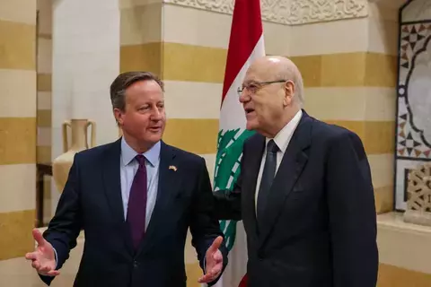 كـاميـــرون في بيـــروت للتهدئـــة.. وميقاتـــي يؤيـــد الحـــل السلمـــي كـاميـــرون في بيـــروت للتهدئـــة.. وميقاتـــي يؤيـــد الحـــل السلمـــي