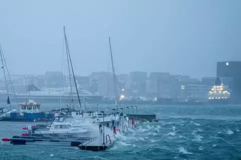 عاصفة غير مسبوقة منذ عقود تضرب وسط النرويج عاصفة غير مسبوقة منذ عقود تضرب وسط النرويج