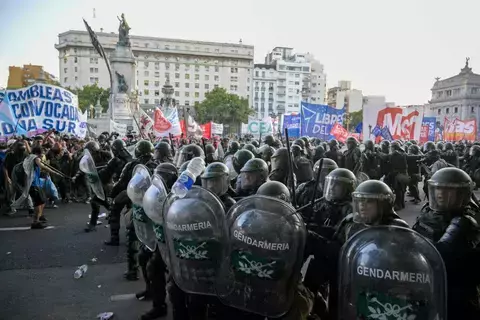 تظاهرات تعطّل النقاش البرلماني بشأن الإصلاحات في الأرجنتين تظاهرات تعطّل النقاش البرلماني بشأن الإصلاحات في الأرجنتين