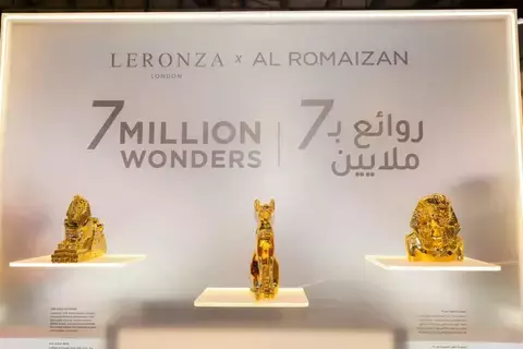 معرض الساعات والمجوهرات بالشارقة.. سكوتر ودراجة هوائية بصفائح ذهبية معرض الساعات والمجوهرات بالشارقة.. سكوتر ودراجة هوائية بصفائح ذهبية