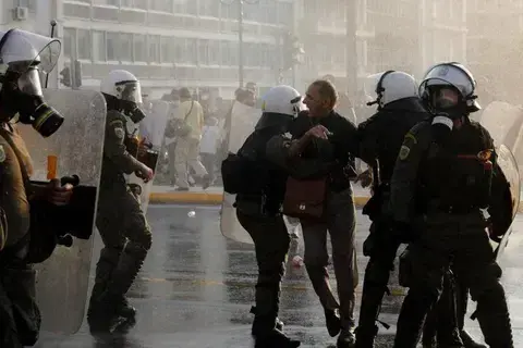 انفجار قنبلة أمام وزارة العمل اليونانية دون وقوع إصابات انفجار قنبلة أمام وزارة العمل اليونانية دون وقوع إصابات