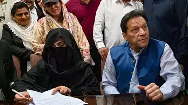 لعدم إكمال فترة العدة.. الحكم على عمران خان وزوجته بالسجن 7 سنوات لعدم إكمال فترة العدة.. الحكم على عمران خان وزوجته بالسجن 7 سنوات