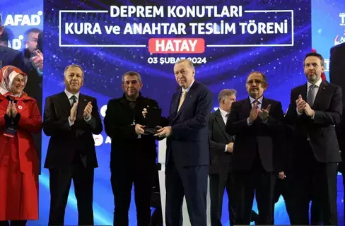 تركيا تسلم منازل جديدة في منطقة ضربها زلزال مدمر العام الماضي تركيا تسلم منازل جديدة في منطقة ضربها زلزال مدمر العام الماضي