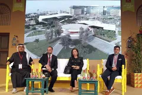 الحنين إلى زمن الطيبين في «طيران الإمارات للآداب» الحنين إلى زمن الطيبين في «طيران الإمارات للآداب»