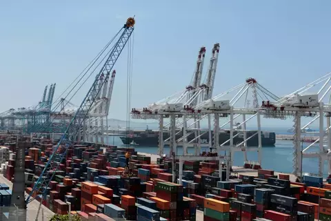 العجز التجاري في المغرب يتراجع 7% إلى 28.7 مليار دولار العجز التجاري في المغرب يتراجع 7% إلى 28.7 مليار دولار