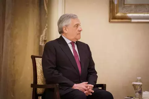 تحذير إيطالي للحوثيين بعد ضربات أمريكية بريطانية تحذير إيطالي للحوثيين بعد ضربات أمريكية بريطانية