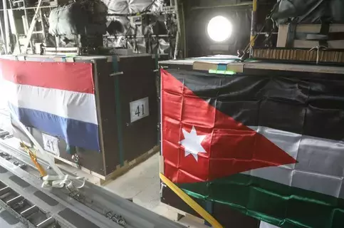 الأردن وهولندا تنفذان إنزالين جويين لمساعدات على غزة الأردن وهولندا تنفذان إنزالين جويين لمساعدات على غزة