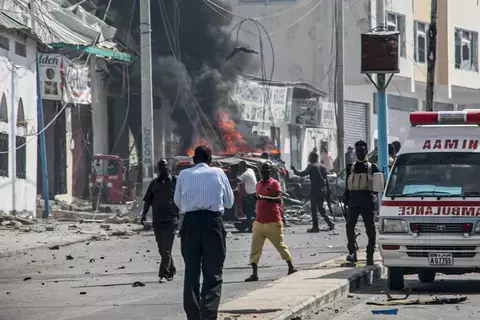 10 قتلى و15 جريحاً في انفجار بسوق في مقديشو 10 قتلى و15 جريحاً في انفجار بسوق في مقديشو