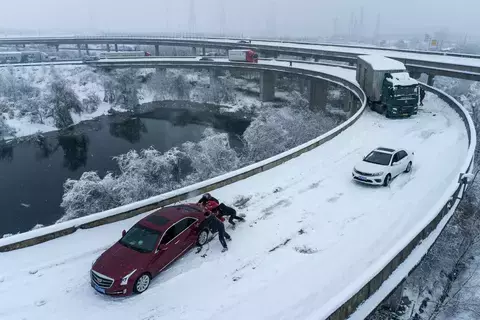 العواصف تشل شرق كندا وتقطع الكهرباء في كاليفورنيا العواصف تشل شرق كندا وتقطع الكهرباء في كاليفورنيا