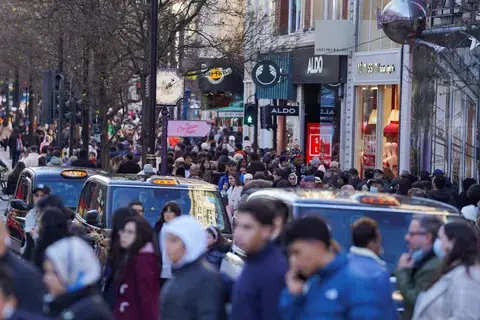 مبيعات التجزئة في المملكة المتحدة ترتفع بأعلى وتيرة منذ 2021 مبيعات التجزئة في المملكة المتحدة ترتفع بأعلى وتيرة منذ 2021