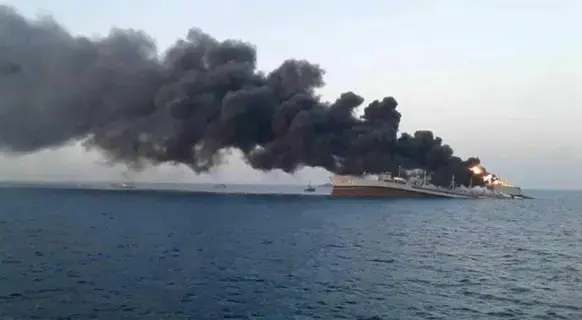 استهداف سفينة بصاروخ في البحر الأحمر قبالة المخا باليمن استهداف سفينة بصاروخ في البحر الأحمر قبالة المخا باليمن