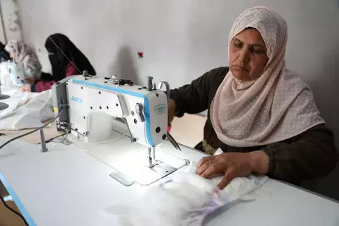 تفصيل حفاضات بدلاً من فساتين الزفاف.. هكذا يلبي خياطون في غزة الاحتياجات وقت الحرب تفصيل حفاضات بدلاً من فساتين الزفاف.. هكذا يلبي خياطون في غزة الاحتياجات وقت الحرب