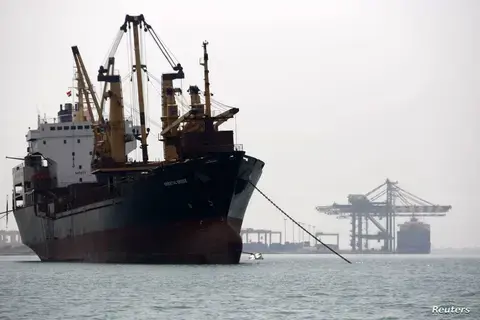 الحوثيون يستهدفون سفناً أمريكية وبريطانية ويسقطون مسيّرة الحوثيون يستهدفون سفناً أمريكية وبريطانية ويسقطون مسيّرة