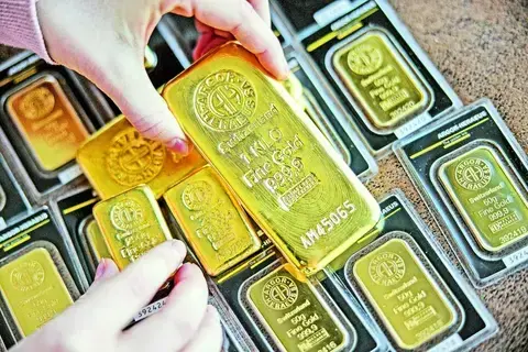 الذهب يلمع مع تراجع الدولار وترقب محضر الفيدرالي الذهب يلمع مع تراجع الدولار وترقب محضر الفيدرالي