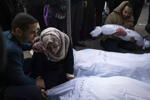 ارتفاع حصيلة القتلى بغزة إلى 29313.. وسكان يتحدثون عن قصف مكثف برفح ارتفاع حصيلة القتلى بغزة إلى 29313.. وسكان يتحدثون عن قصف مكثف برفح