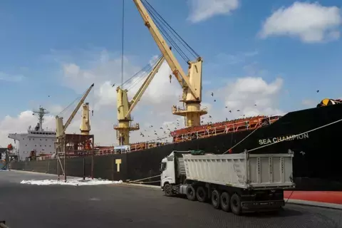 انفجار في البحر الأحمر.. وغارات أمريكية على مواقع الحوثيين انفجار في البحر الأحمر.. وغارات أمريكية على مواقع الحوثيين