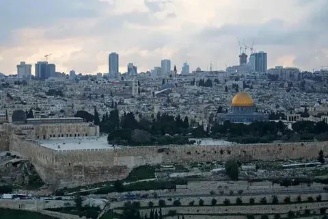 إعلام إسرائيلي: 6 إصابات خطرة بإطلاق نار قرب مستوطنة أدوميم شرق القدس إعلام إسرائيلي: 6 إصابات خطرة بإطلاق نار قرب مستوطنة أدوميم شرق القدس