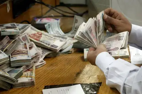 فائض بالجنيه لدى البنوك المصرية.. هل اقترب موعد تحرير سعر الصرف؟ فائض بالجنيه لدى البنوك المصرية.. هل اقترب موعد تحرير سعر الصرف؟