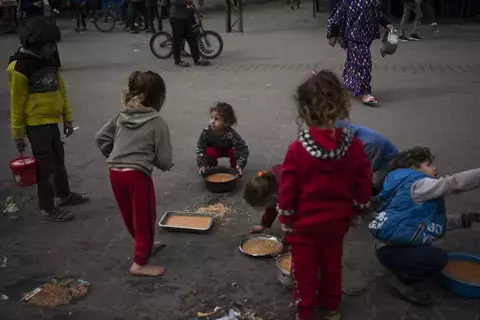 جياعُ غزّة وصلوا حدّ اليأس جياعُ غزّة وصلوا حدّ اليأس