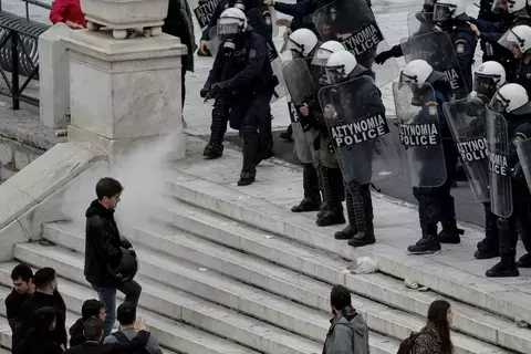 اليونانيون يضربون في ذكرى حادث تصادم قطارين ويطالبون بالعدالة اليونانيون يضربون في ذكرى حادث تصادم قطارين ويطالبون بالعدالة