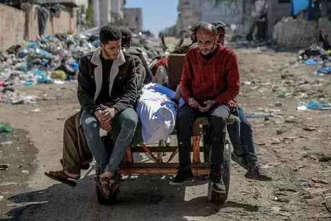 سكان غزة اليائسون يئنون تحت ثقل «مجزرة شارع الرشيد» سكان غزة اليائسون يئنون تحت ثقل «مجزرة شارع الرشيد»
