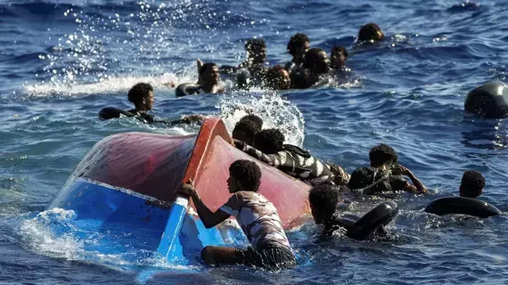وفاة 20 مهاجراً بعد غرق قارب قبالة ساحل السنغال وفاة 20 مهاجراً بعد غرق قارب قبالة ساحل السنغال