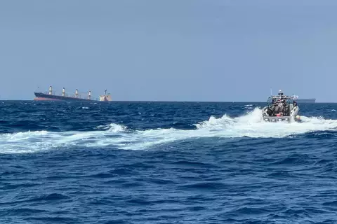 توترات البحر الأحمر تتفاقم.. والحوثيون يتحدثون عن «مفاجآت» توترات البحر الأحمر تتفاقم.. والحوثيون يتحدثون عن «مفاجآت»