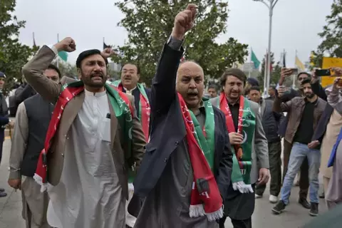 النواب الباكستانيون يؤدون اليمين وسط فوضى النواب الباكستانيون يؤدون اليمين وسط فوضى